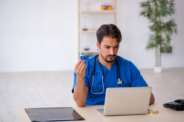 Joven médico masculino que trabaja en la clínica —  Fotos de Stock