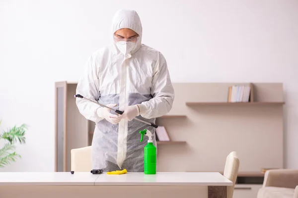 Joven contratista masculino haciendo control de plagas en casa — Foto de Stock