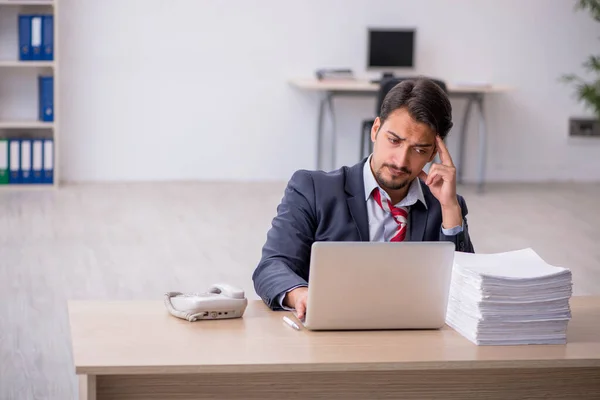 Giovane dipendente maschile seduto sul posto di lavoro — Foto Stock