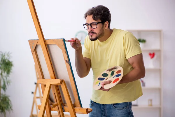 Jovem que gosta de pintar em casa — Fotografia de Stock