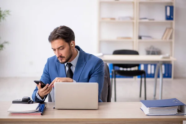 Dipendente maschio sordo che utilizza apparecchi acustici sul posto di lavoro — Foto Stock