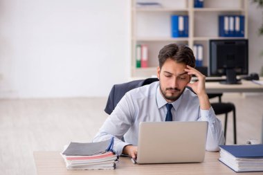 Ofiste çalışan genç bir erkek.