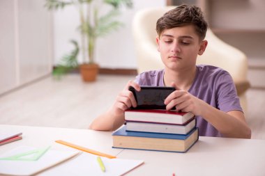 Öğrenci evde sınava hazırlanıyor.