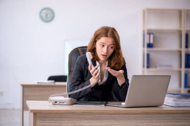 Ofiste çalışan genç bir bayan işçi.