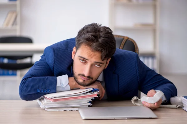 Jeune employé masculin extrêmement fatigué au bureau — Photo