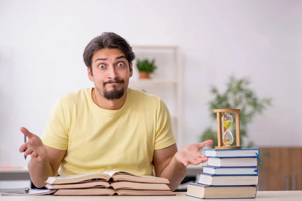 Junge männliche Studenten bereiten sich im Zeitmanagement auf Prüfungen vor — Stockfoto