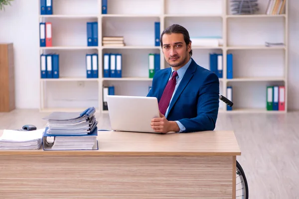 Junge behinderte Angestellte im Büro — Stockfoto