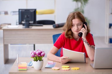 Ofiste çalışan genç kadın tasarımcı