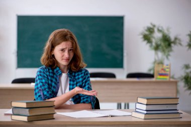 Sınava hazırlanan genç kız öğrenci.