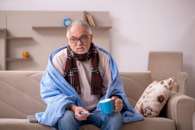 Yaşlı adam evde acı çekiyor.