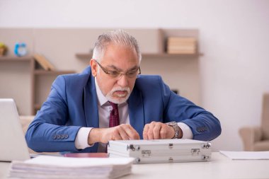 Memlekette maaş konseptinde çalışan yaşlı bir erkek.