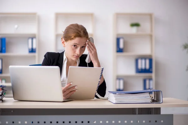 Jonge vrouwelijke werknemer werkzaam in het Bureau — Stockfoto