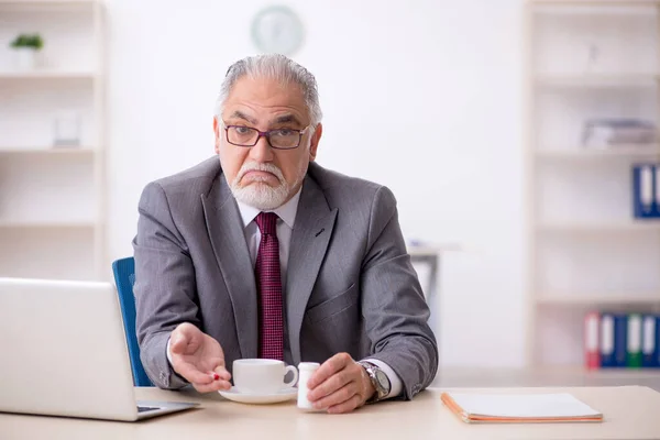Oude zakenman voelt zich slecht op het werk — Stockfoto