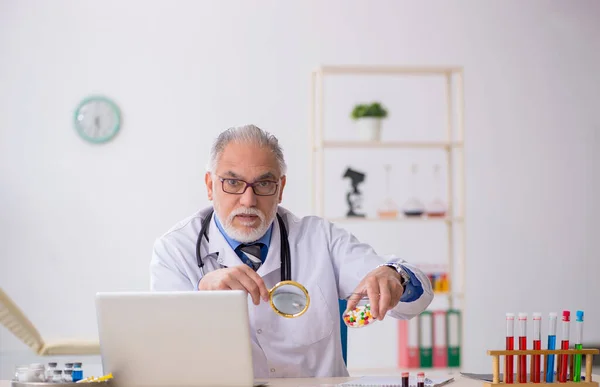 Laboratuvarda çalışan yaşlı erkek doktor eczacı. — Stok fotoğraf