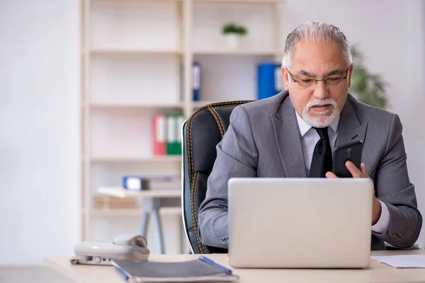 Vecchio dipendente maschile che lavora in ufficio — Foto Stock