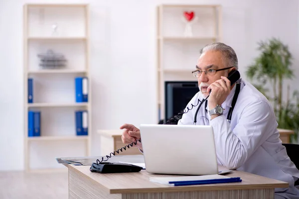 Teletıp konseptinde yaşlı bir doktor. — Stok fotoğraf