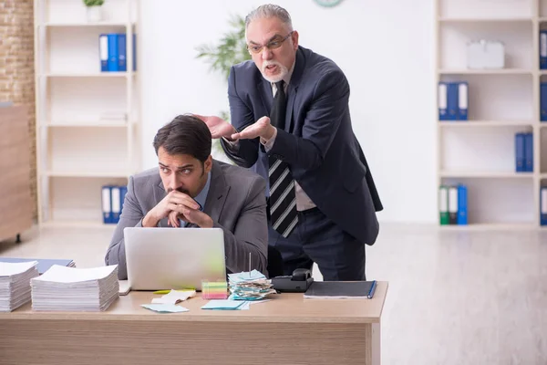 Deux employés masculins dans le concept de l'intimidation — Photo