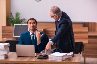 Kabadayılık kavramında yaşlı erkek işveren ve genç erkek asistan