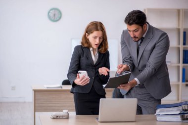 Ofiste çalışan iki meslektaşım.