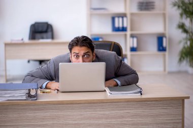 Ofiste çalışan genç bir erkek.