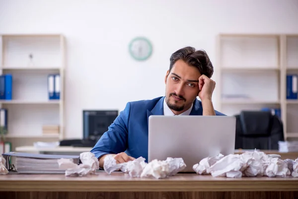 Joven empleado masculino en el concepto de lluvia de ideas — Foto de Stock