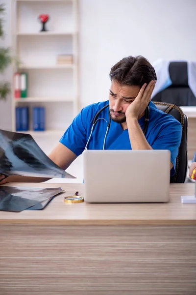 Junge Ärztin arbeitet in der Klinik — Stockfoto