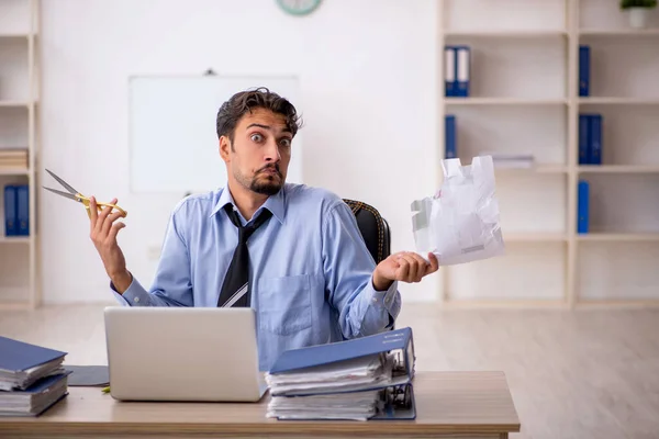 Jovem funcionário masculino infeliz com excesso de trabalho no escritório — Fotografia de Stock