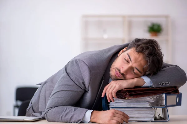 Ung manlig anställd i oversleeping koncept — Stockfoto