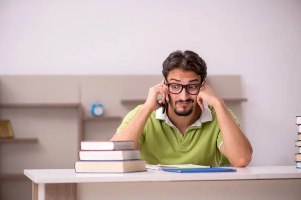 Joven estudiante masculino estudiando en casa —  Fotos de Stock