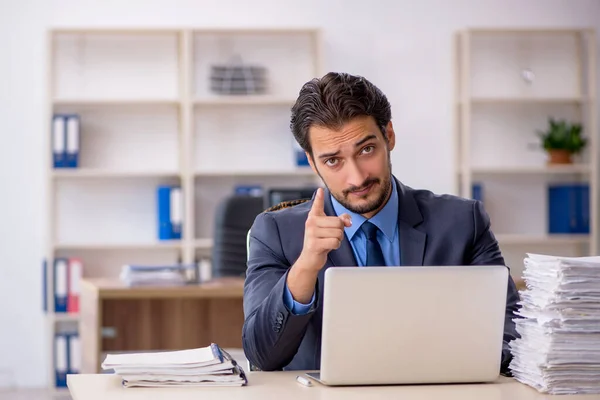 Jeune employé masculin et trop de travail au bureau — Photo