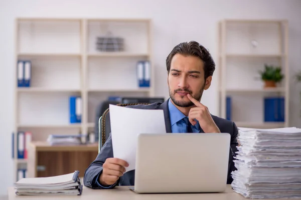 Giovane dipendente maschio e troppo lavoro in ufficio — Foto Stock