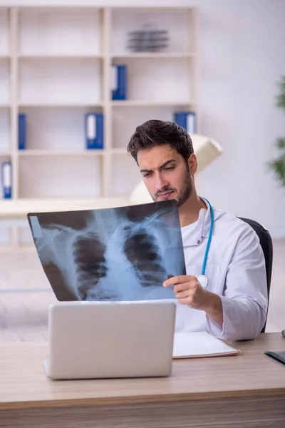 Ung manlig röntgenläkare som arbetar på kliniken — Stockfoto