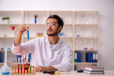 Laboratuvarda çalışan genç bir kimyager.