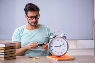 Sınıftaki genç erkek öğrenci zaman yönetimi konsepti