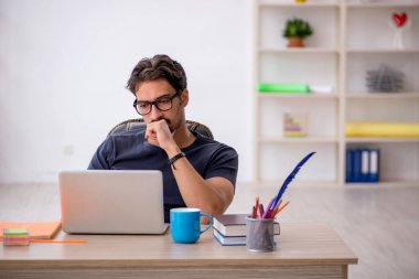 Ofiste çalışan genç erkek tasarımcı.