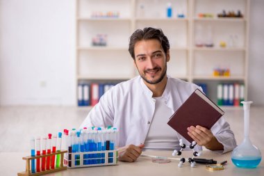 Laboratuvarda çalışan genç bir kimyager.