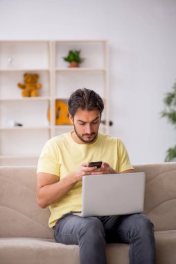 Evde okuyan genç bir erkek öğrenci.