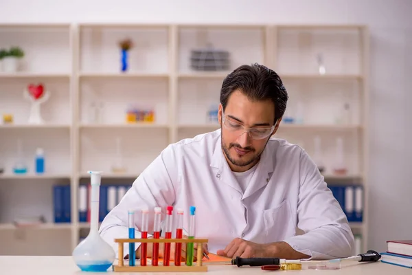 Jonge mannelijke chemicus werkt in het lab — Stockfoto