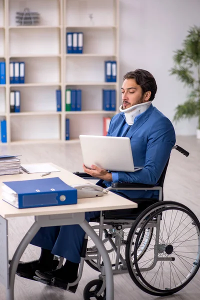 Junge männliche Angestellte nach Unfall am Arbeitsplatz — Stockfoto