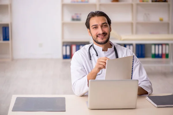 Jeune homme médecin travaillant à la clinique — Photo