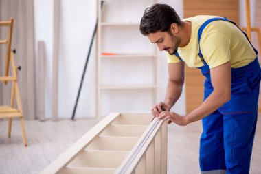 Evde çalışan genç erkek marangoz.