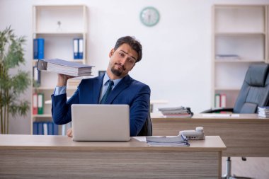 Ofiste çalışan genç bir erkek.