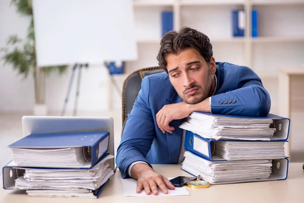 Junge männliche Mitarbeiter und zu viel Arbeit im Büro — Stockfoto