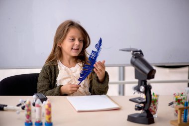 Küçük kız kimyager uyuşturucu sentezi konsepti.