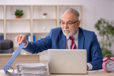 Zaman yönetimi konseptinde eski erkek çalışan