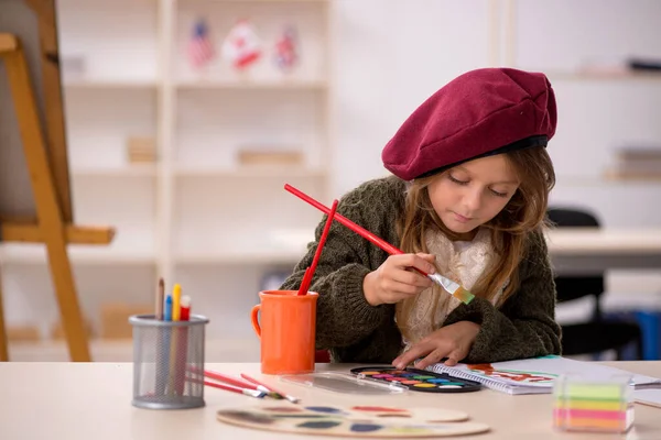 Jong klein meisje genieten van schilderen thuis — Stockfoto