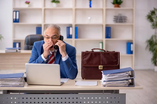 Viejo empleado que trabaja en la oficina — Foto de Stock