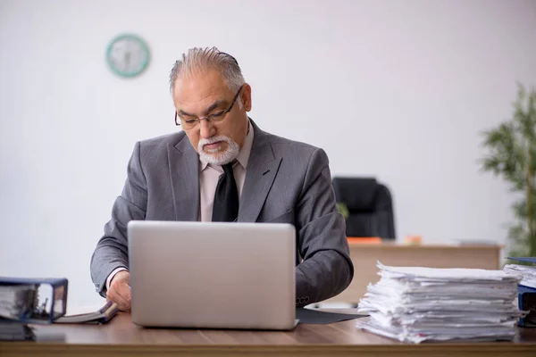 Viejo empleado que trabaja en la oficina —  Fotos de Stock