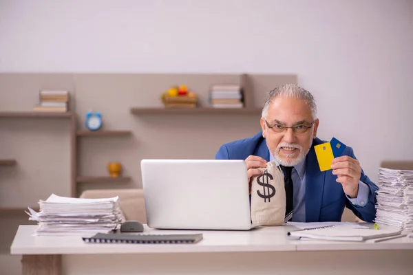 Viejo jefe masculino que trabaja desde casa en concepto de remuneración —  Fotos de Stock
