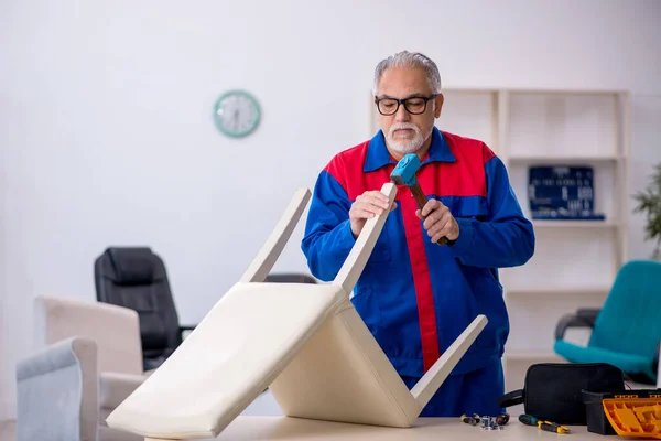 老男性木匠修理椅子 — 图库照片